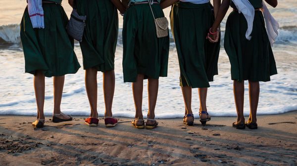 friendships-at-midlife-women-ocean