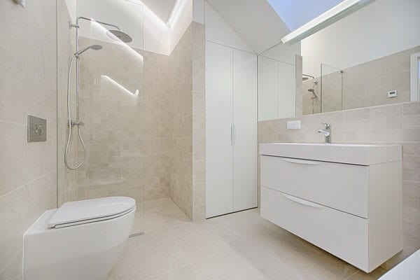 universal design matters+roll-in-shower-floating-vanity